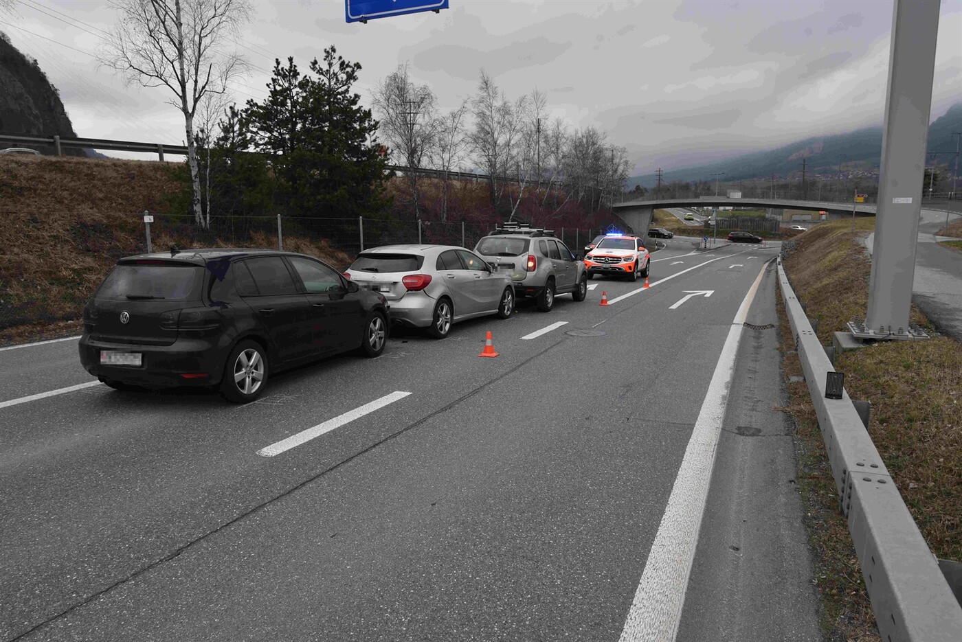 Unfallstelle in Landquart: Auf der Tardisstrasse in Richtung Autobahnanschluss bemerkte ein 26-Jähriger die Verkehrssituation zu spät und es kam zu einem Unfall zwischen drei Autos.