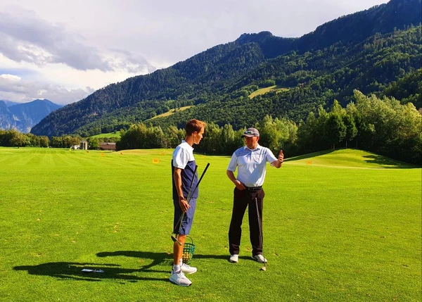 Mein «Pro» Paul gibt mir die ersten Instruktionen auf dem Golfplatz. PRESSEBILD
