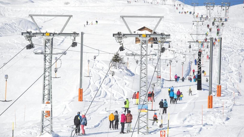 Heinzenberg Skigebiet Tschappina Ski Skifahren Schnee Winter Mittelstation Obergmeind
