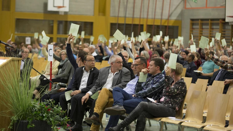In Glarus Nord wurde von einer Ausnahmebewilligung Anspruch genommen, damit die Gemeindeversammlung stattfinden kann.