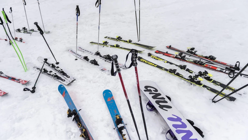 Skier und Snowboards in einem Bündner Wintersportgebiet.