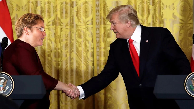 Handshake zwischen Magdalena Martullo und Donald Trump.