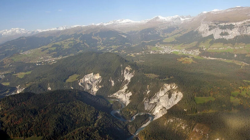 Luftbild vom Gebiet Flims mit der Rheinschlucht im Vordergrund.