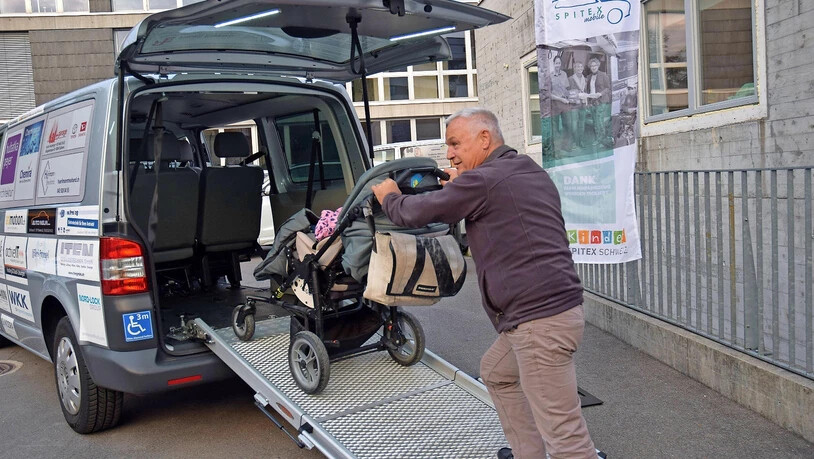 Busfahrer Oskar Zehnder demonstriert die Bedienerfreundlichkeit des Spitex-Mobile-Fahrzeugs.