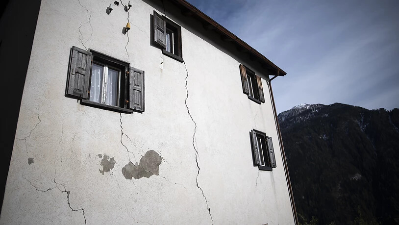 Risse in einer Hausfassade zeugen von der ständigen Bewegung im Untergrund: das Bündner Bergdorf Brienz im Albulatal ist von einem grossen Bergsturz bedroht.