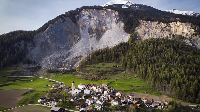 Blick auf das Dorf und den "Brienzer Rutsch": Der Berg bedroht das Dorf im Albulatal sowie weitere Ortschaften.
