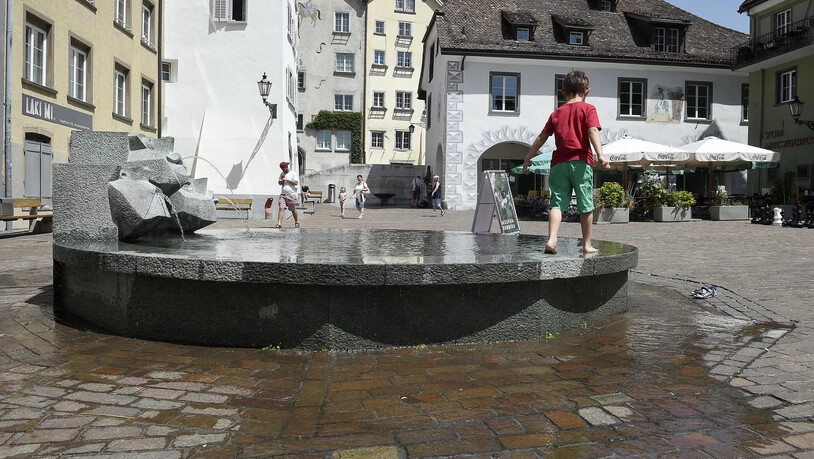 Zur Abkühlung des Bodens lässt die Stadt Chur die Brunnen in der Altstadt überlaufen.