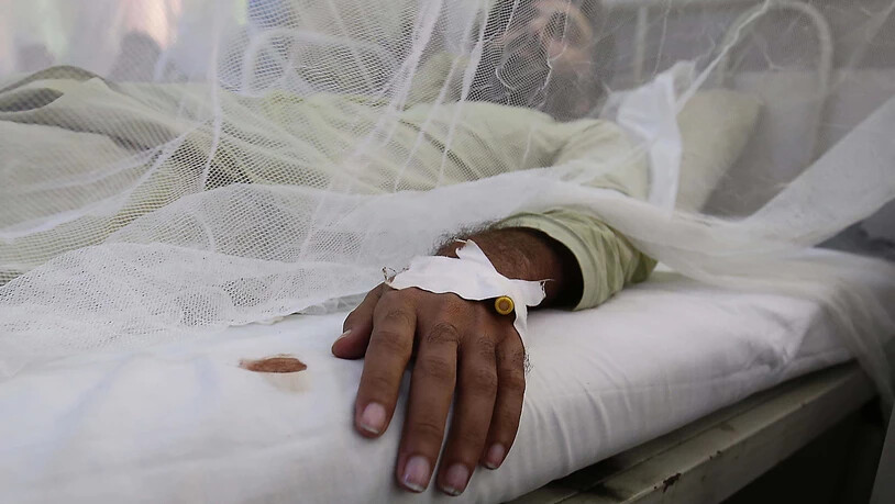Ein Patient mit Dengue-Fieber in einem Spital. (Symbolbild)