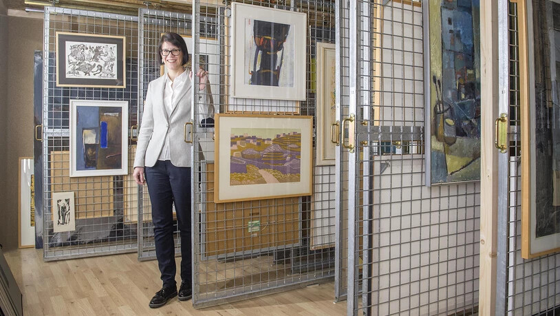 Helena Mettler Leiterin der Kulturfachstelle der Stadt Chur zeigt das städtische Kunstlager.