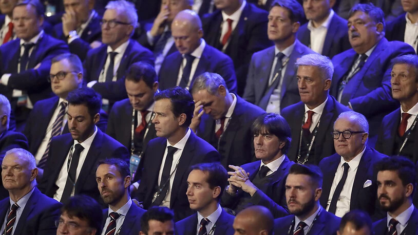 Gespannte Gesichter allenthalben: Die Schweizer Delegation um Vladimir Petkovic wirkt ähnlich angespannt wie die Kollegen aus Deutschland mit Jogi Löw