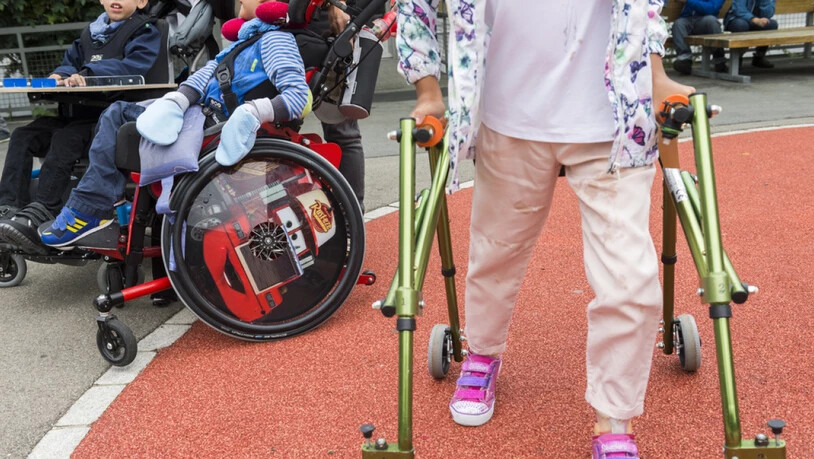 Kinder im Rollstuhl und mit Gehhilfen - rund 54'000 Kinder in der Schweiz haben eine Behinderung. Jedes fünfte dieser Kinder ist in seiner Fähigkeit beeinträchtigt, so zu leben wie andere gleichaltrige Kinder. (Archivbild)