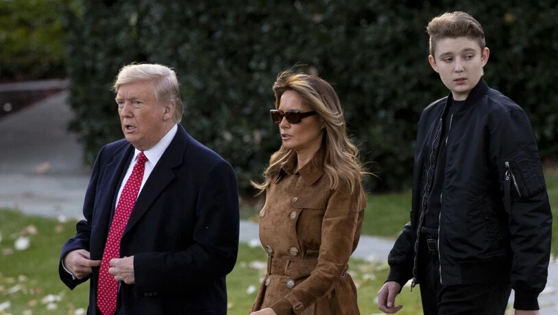 US-Präsident Donald Trump mit First Lady Melania und ihrem gemeinsamen Sohn Barron vor dem Weissen Haus. (Archivbild)