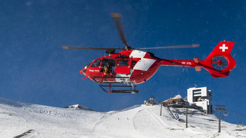 Rega-Helikopter über der Stelle des fingierten Lawinenabgangs während einer Rettungsübung oberhalb von Les Diablerets VD.