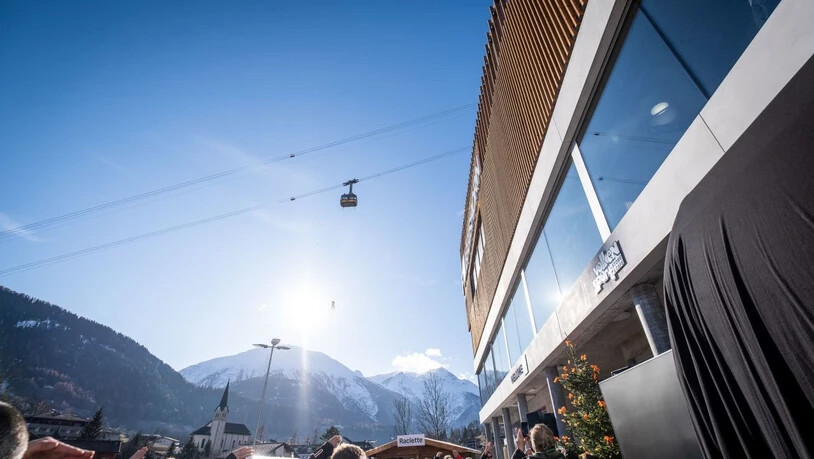 In Fiesch VS sind am Samstag eine neue 10er Seilbahn auf die Fiescheralp und ein neuer Bahnhof der Matterhorn Gotthard Bahn feierlich eingeweiht worden.