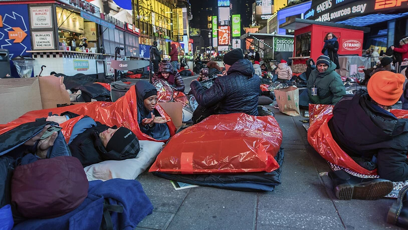 Zahlreiche Aktivisten versammeln sich aus Protest gegen die grassierende Wohnungslosigkeit in New York bei eiskalten Temperaturen mit Schlafsäcken und Decken auf dem Times Square.
