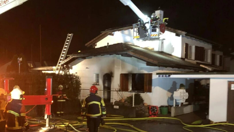 Beim Brand in diesem Haus in Zufikon AG verlor die 97-jährige Bewohnerin ihr Leben. Die Brandursache ist unklar.