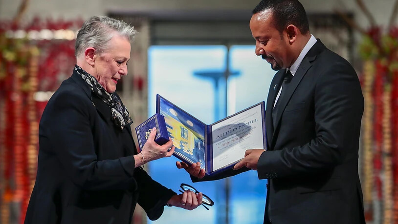 Der äthiopische Ministerpräsident Abiy Ahmed (r.) ist mit dem Friedensnobelpreis auszeichnet worden.  Die Vorsitzende des norwegischen Nobelkomitees, Berit Reiss-Andersen, überreichte Ahmed die Urkunde in Oslo.