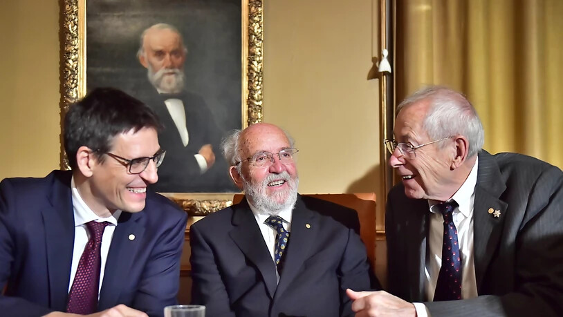 Die Genfer Astronomen Michel Mayor (Mitte) und Didier Queloz (links) haben am Dienstag gemeinsam mit James Peebles (rechts) den Nobelpreis für Physik erhalten. (Archivbild)