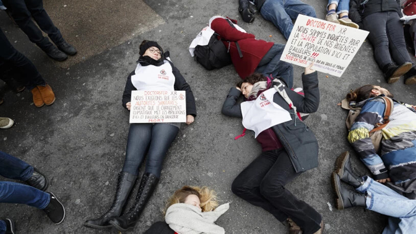 Rund 500 Aktivisten haben am Samstag in Lausanne eine Strasse blockiert, um auf die Klimakrise aufmerksam zu machen.