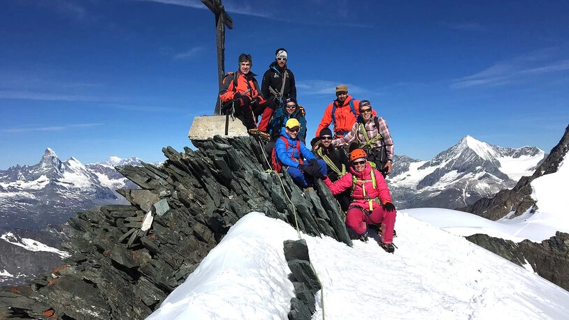 Mitglieder der «Società Sportiva Palü» auf dem Gipfel des 4200 Meter hohen Alphubels im Wallis