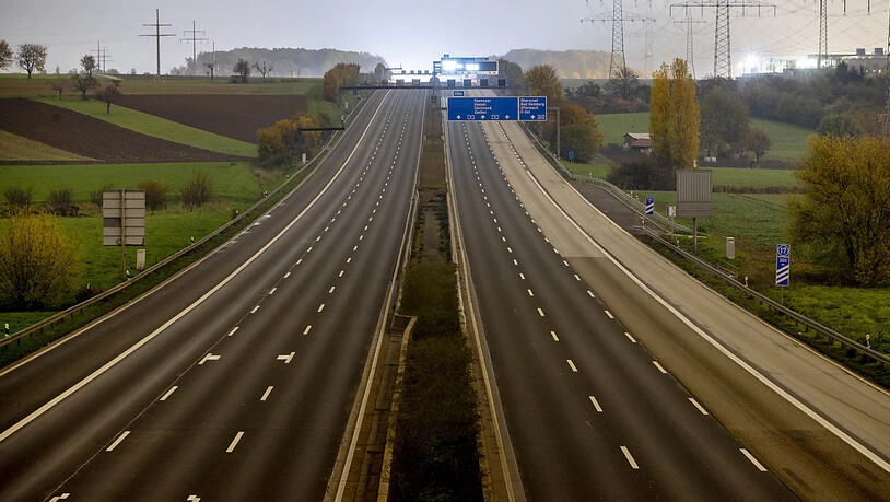 Auf der A5 im deutschen Landkreis Lörrach hat sich ein Unfall mit einem Geisterfahrer ereignet - die Autobahn musste bis spät in der Nacht auf Dienstag in Richtung Basel komplett gesperrt werden. (Archivbild)