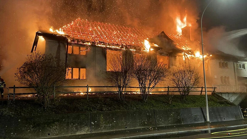Ein Raub der Flammen: Die Turnhalle in Holderbank AG brannte bis auf die Grundmauern nieder. Die Polizei schliesst Brandstiftung nicht aus.