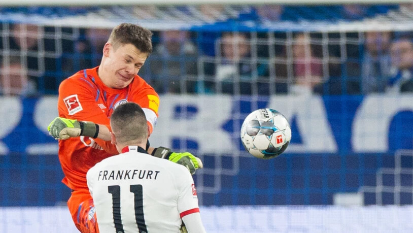Schalkes Goalie Alexander Nübel schoss mit dem heftigen Tritt gegen Frankfurts Mijat Gacinovic weit über das Ziel hinaus
