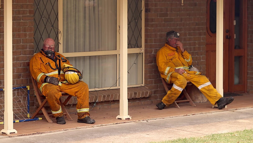 Erschöpfte Feuerwehrleute in der Nähe der südaustralischen Stadt Adelaide.