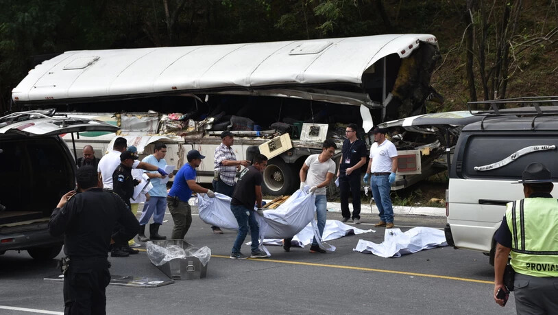 Schwerer Verkehrsunfall in Mittelamerika: Helfer tragen Leichen vom verunglückten Reisebus in Gualán in Guatemala weg.