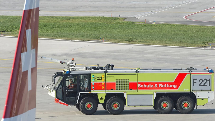 Ein Löschfahrzeug geriet im Januar 2018 auf dem Flughafen Zürich wegen eines Missverständnisses auf Abwege und kam auf dem Pistenkreuz 16/28 einem startenden Airbus 320 gefährlich nahe. (Archivbild)