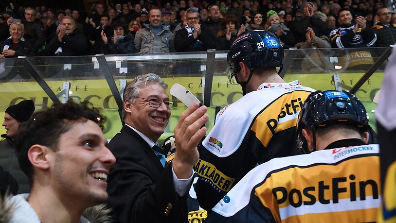 Ambris Präsident Filippo Lombardi (Bildmitte) zeigt sich vom Spengler-Cup-Auftritt der Leventiner begeister