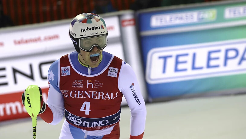 Im Ziel lässt der Schweizer seiner Freude über den zweiten Slalom-Weltcupsieg freien Lauf
