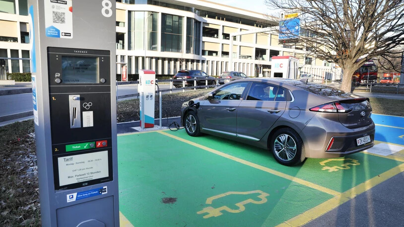Nun können auch auf dem Parkplatz neben dem Medienhaus in Chur Elektroautos geladen werden.