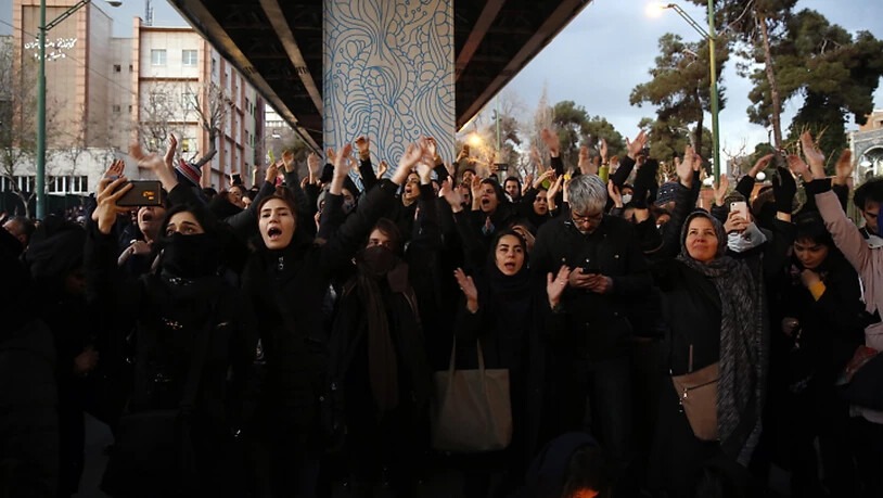 Nach dem Bekenntnis des Iran zum versehentlichen Abschuss eines ukrainischen Passagierflugzeugs hat es in Teheran Proteste gegen die Regierung gegeben.