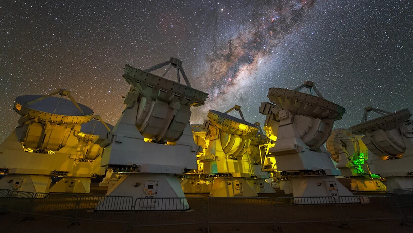 Das Riesenteleskop "Alma" in der Atacama-Wüste in Chile besteht aus 66 Präzisionsantennen. Durch Kombination von Beobachtungsdaten von Alma und dem Berner Instrument "Rosina" von der Rosetta-Mission konnten Forschende die interstellare Reise von Phosphor…