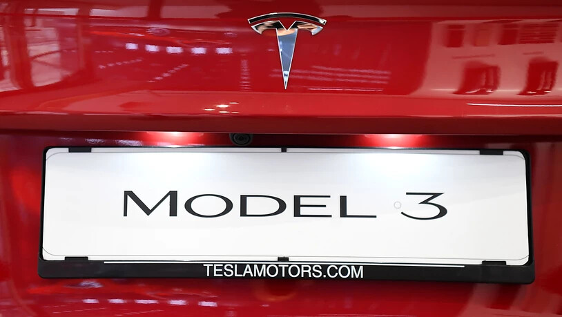 Mit dem Tesla Model 3 rangiert erstmals ein Elektroauto unter den fünf meistverkauften Automodellen der Schweiz. (Archivbild)