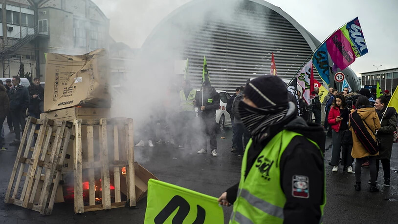 Bahnangestellte demonstrieren am Donnerstag vor dem Bahnhof in Lyon gegen die von der französischen Regierung geplante Rentenreform.