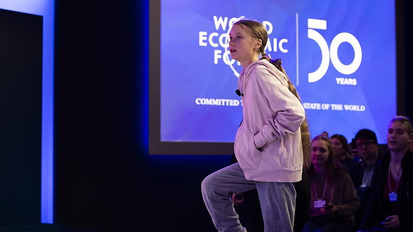 Greta Thunberg betritt die Bühne am WEF.