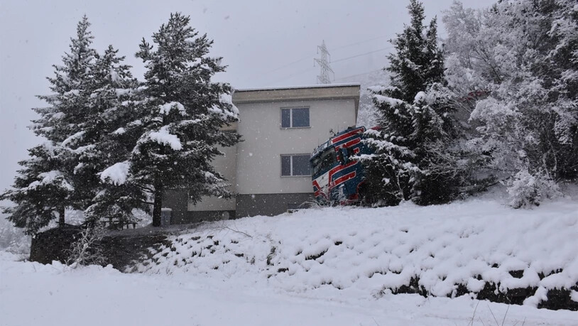 Der Sattelschlepper geriet auf der schneebedeckten Fahrbahn ins Rutschen und fuhr in das Wohnhaus.