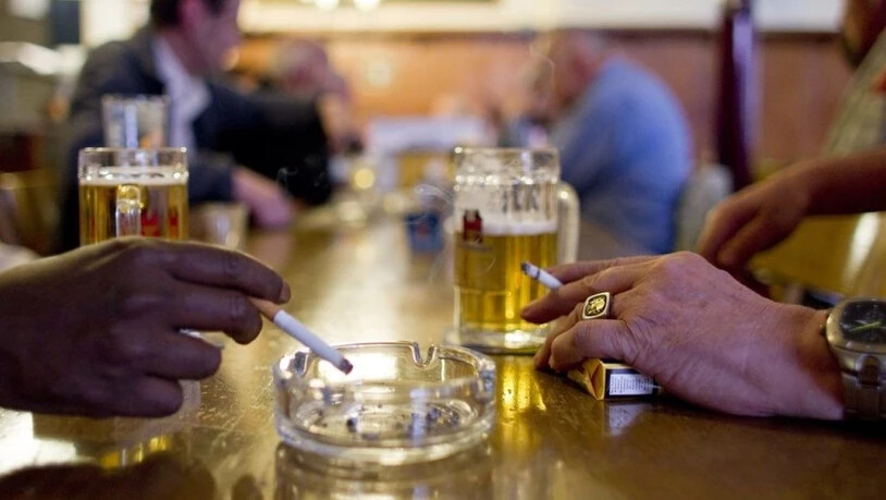 Rauchen und Trinken macht - vereinfacht gesagt - dumm, denn die beiden Gewohnheiten beschleunigen die Gehirnalterung. Personen mit hohem Gehirnalter schneiden bei Hirnleistungstests schlechter ab als solche mit tiefem. (Symbolbild)