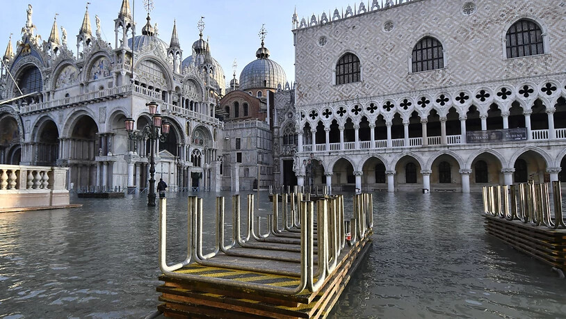Auch kurz vor Weihnachten noch einmal acqua alta am Dogenpalast - Venedig wirbt um Touristen.