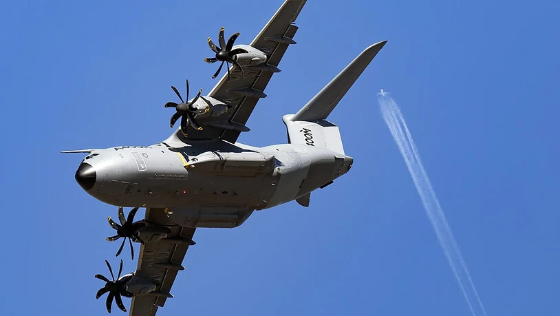 Wegen einer Strafzahlung aufgrund von Korruptionsfällen, aber auch wegen den schlechten Aussichten für den Verkauf des Militärtransportflugzeugs A400M, hat der Flugzeugbauer Airbus ein schlechtes Ergebnis eingefahren. (Archivbild: Militärtransporter…