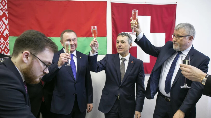 Zwei Aussenminister und Entourage beim Anstossen: Wladimir Makej (zweiter von links) und Ignazio Cassis (zweiter von rechts).