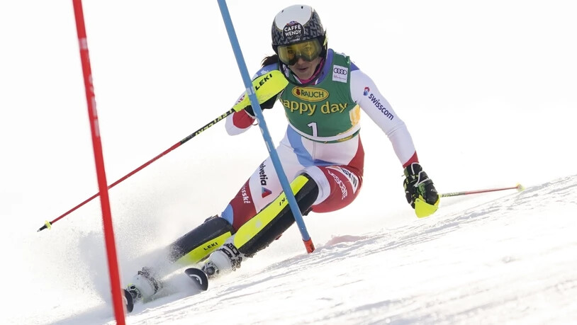 Wendy Holdener mit Startnummer 1 unterwegs im ersten Lauf des Slaloms von Kranjska Gora
