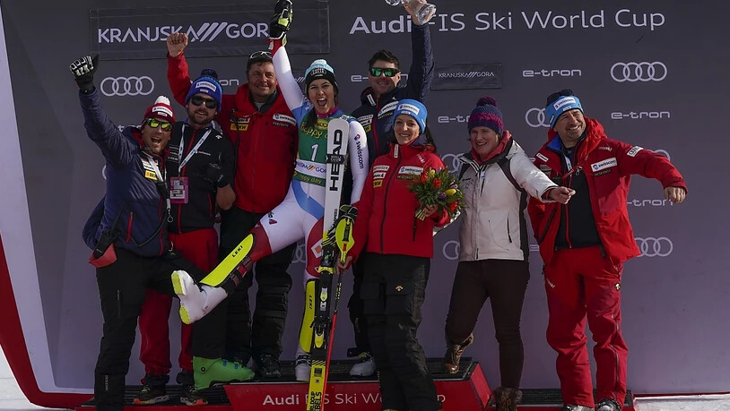 Die Slalom-Zweite Wendy Holdener mit Schweizer Trainern und Betreuern auf dem Podest in Slowenien