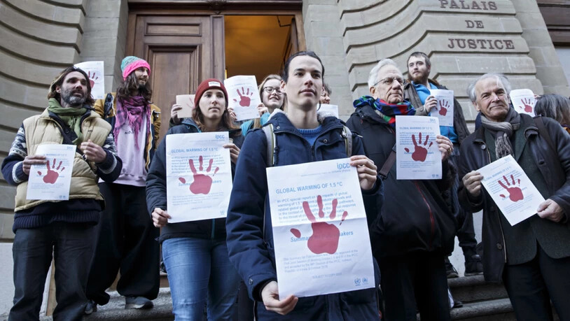 Der angeklagte Klimaaktivist (Mitte vorne) wird beim Gang ans Gericht von anderen Mitgliedern der Bewegung "Breakfree Schweiz" unterstützt. Auch der Stadtrat der Linken Alternative, Remy Pagani (rechts), bekundet seine Solidarität.