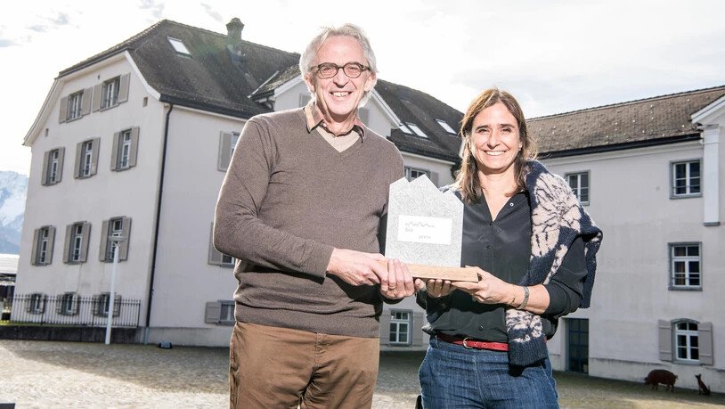 Der Biologe Peer Schilperoord erhält den diesjährigen Bio-Grischun-Preis von Jurypräsidentin Valérie Cavin.