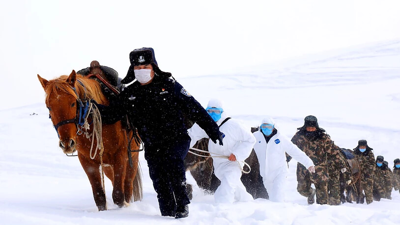 Chinesische Grenzsoldaten versuchen abgelegene Bergdörfer in China über das neuartige Coronavirus zu informieren. (Foto: A RAN/EPA Keystone-SDA)