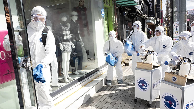 Desinfektion mit Spray am Donnerstag in Seoul - grösster Herd des Coronavirus ausserhalb von China ist weiterhin Südkorea. Die Zahl der Infektionen stieg auf fast 1600. Zwölf Menschen starben.