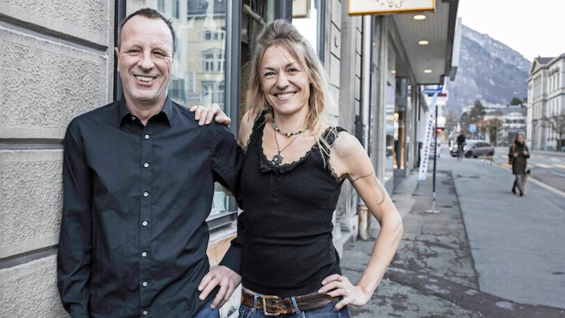 Gemeinsame Sache: Coffeeshop-Wirtin Tina Zakova spannt in diesem Jahr wie neun weitere Gastronomen in Glarus mit Beizenfestival-Organisator Ivo Helbling für einen Abend mit viel Livemusik zusammen.